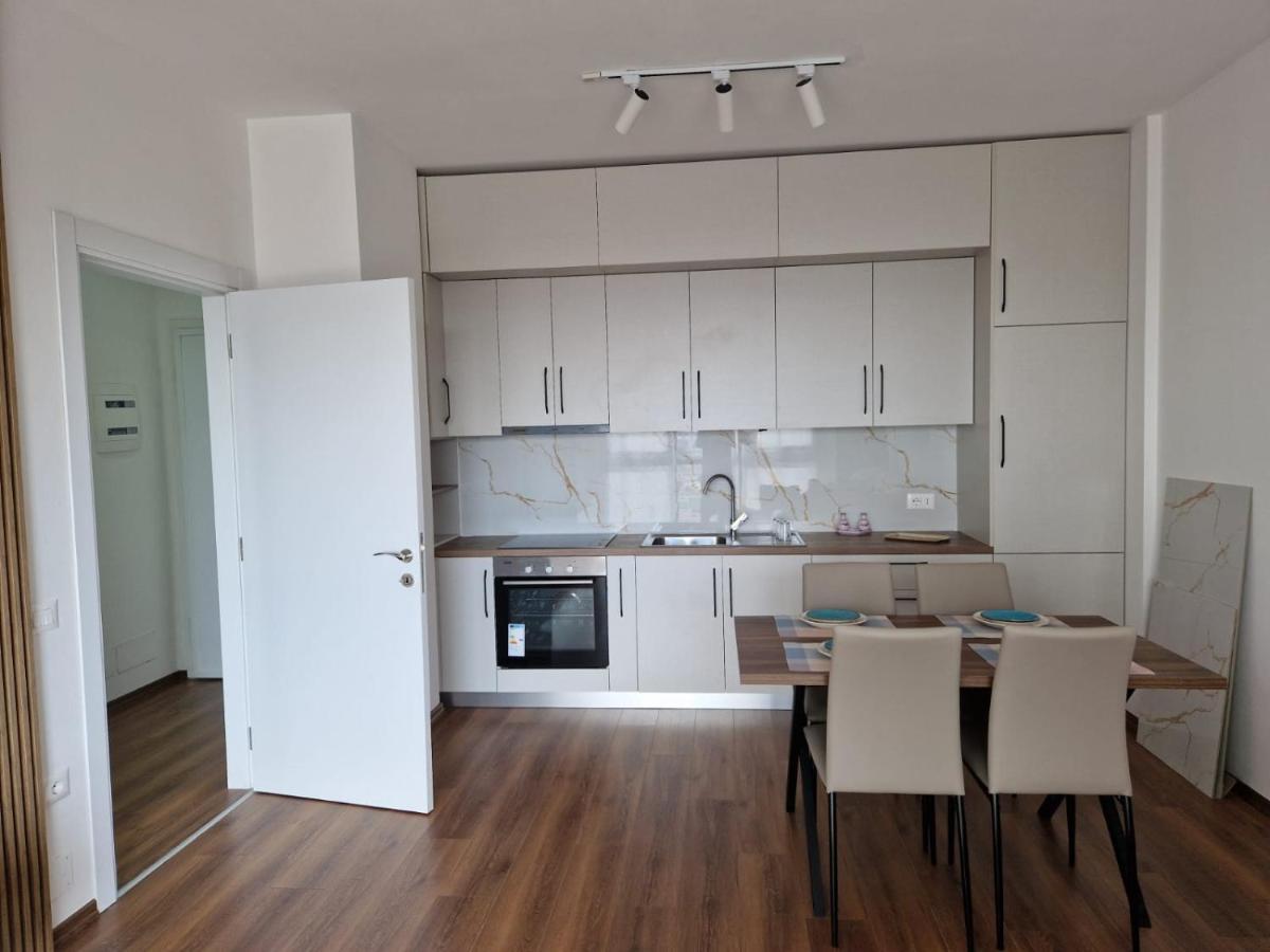 Red & White Palace Apartment 티라나 외부 사진
