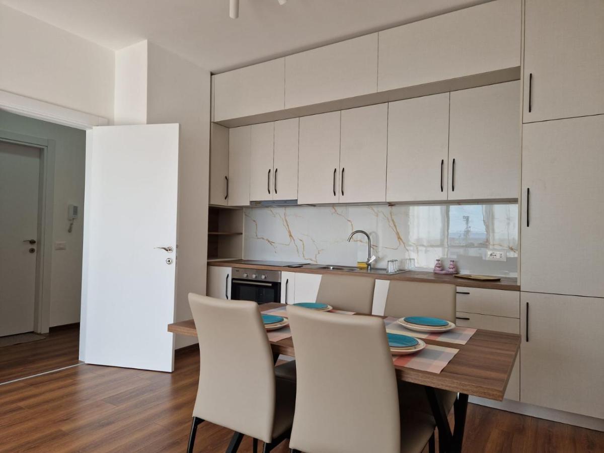 Red & White Palace Apartment 티라나 외부 사진