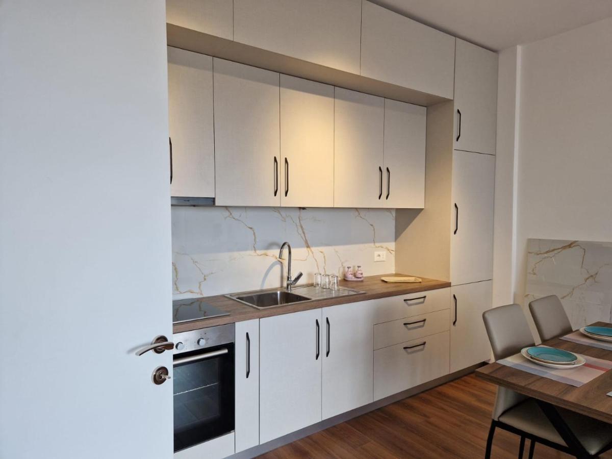 Red & White Palace Apartment 티라나 외부 사진