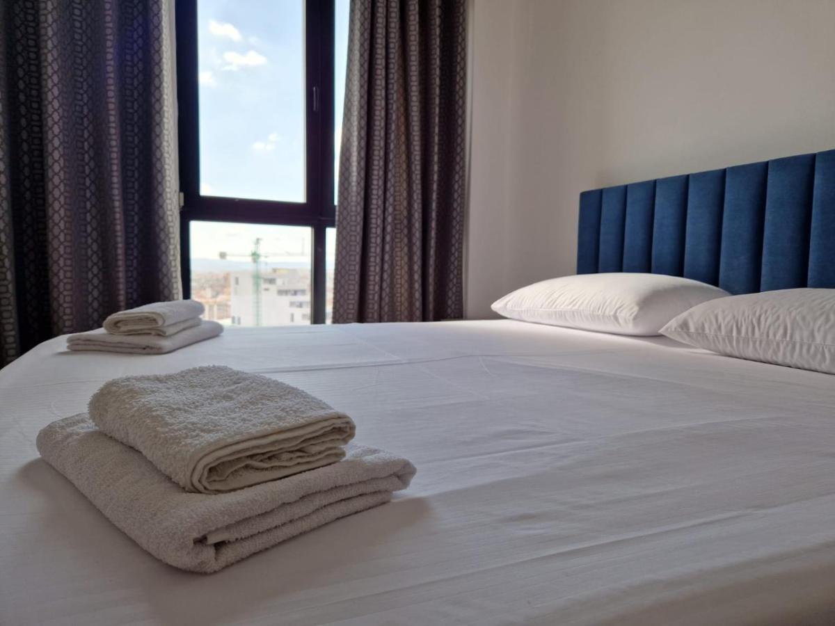 Red & White Palace Apartment 티라나 외부 사진
