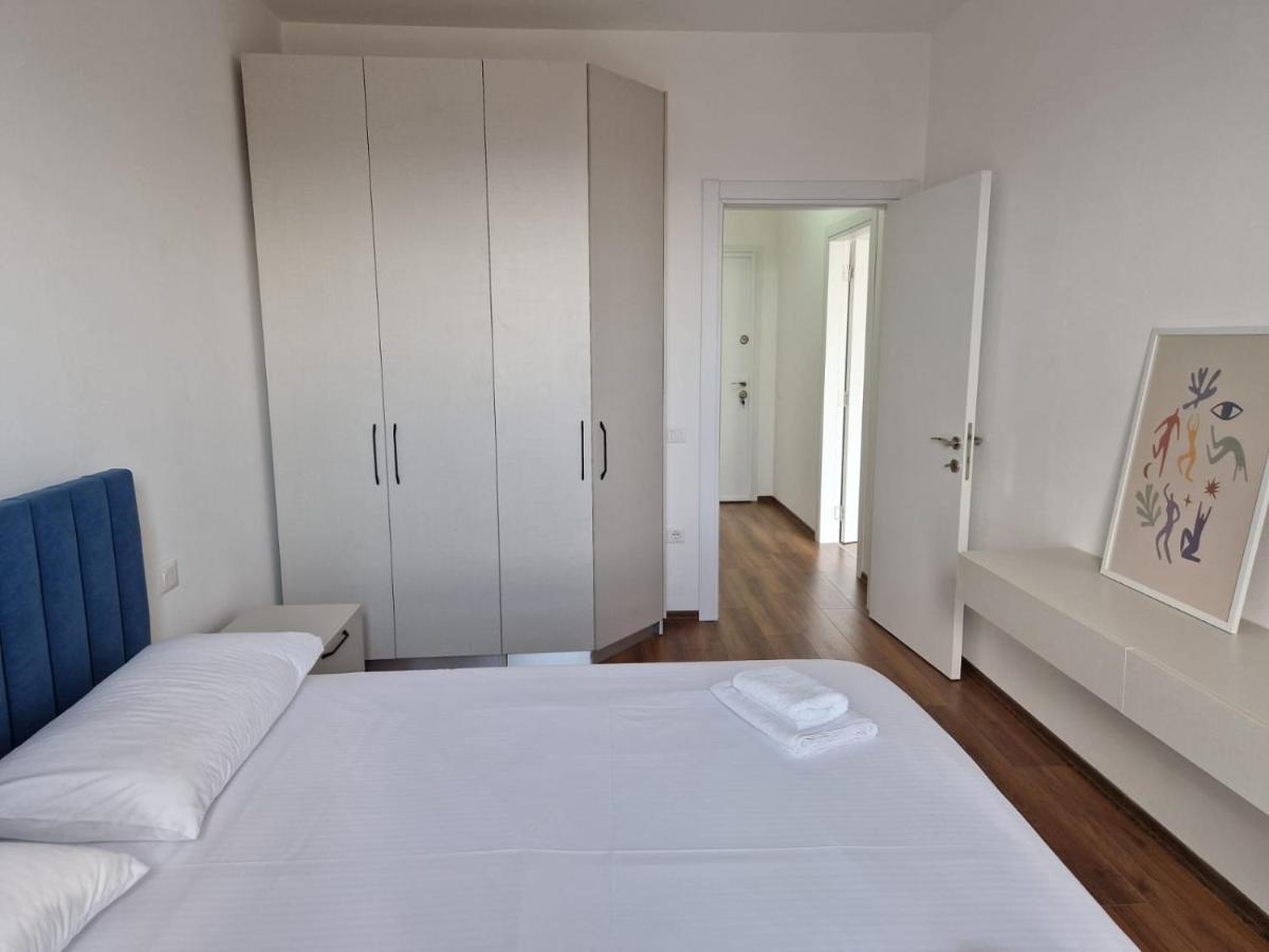 Red & White Palace Apartment 티라나 외부 사진