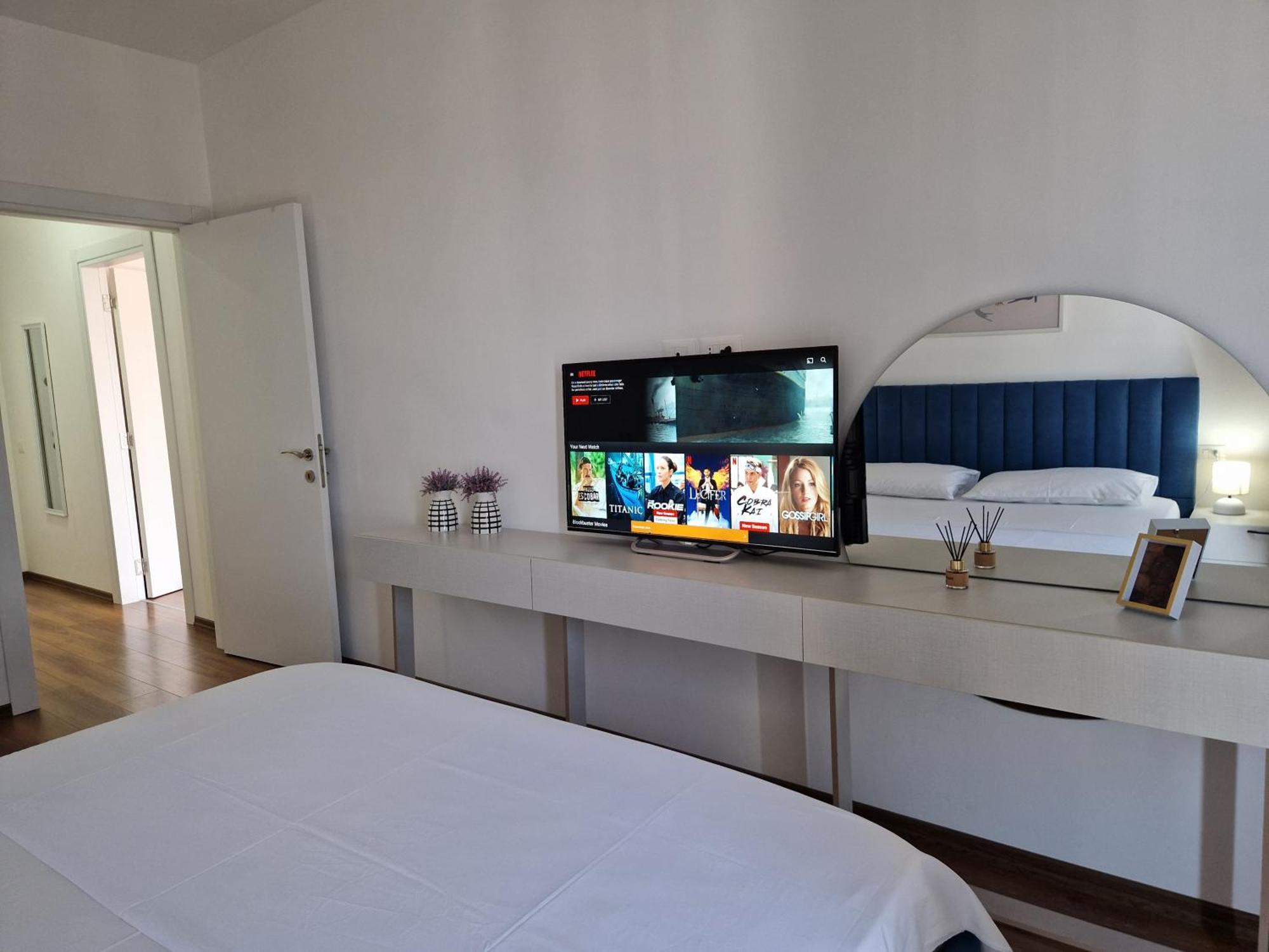 Red & White Palace Apartment 티라나 외부 사진