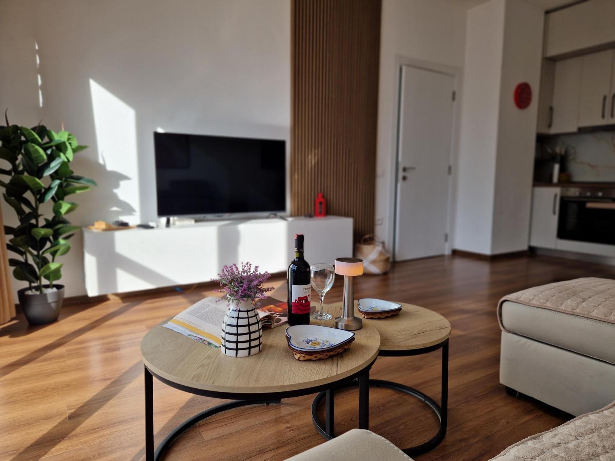 Red & White Palace Apartment 티라나 외부 사진